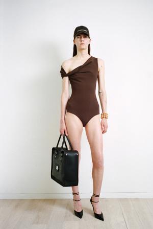 デムナ・ヴァザリアのバレンシアガ、ハウスクチュールに継承されるディテールで遊ぶ【17SSリゾート】