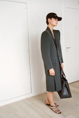 デムナ・ヴァザリアのバレンシアガ、ハウスクチュールに継承されるディテールで遊ぶ【17SSリゾート】