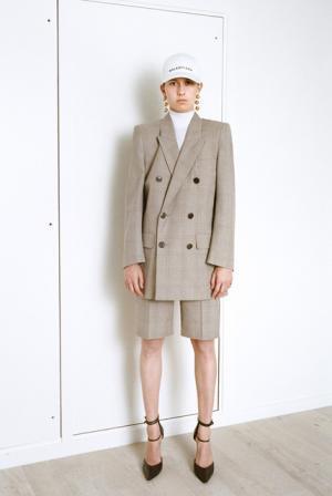 デムナ・ヴァザリアのバレンシアガ、ハウスクチュールに継承されるディテールで遊ぶ【17SSリゾート】