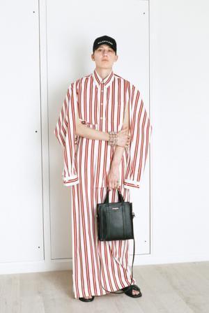 デムナ・ヴァザリアのバレンシアガ、ハウスクチュールに継承されるディテールで遊ぶ【17SSリゾート】