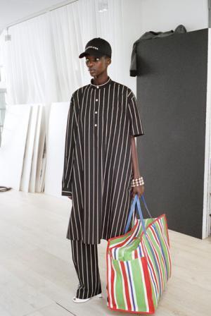 デムナ・ヴァザリアのバレンシアガ、ハウスクチュールに継承されるディテールで遊ぶ【17SSリゾート】