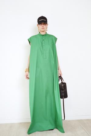 デムナ・ヴァザリアのバレンシアガ、ハウスクチュールに継承されるディテールで遊ぶ【17SSリゾート】