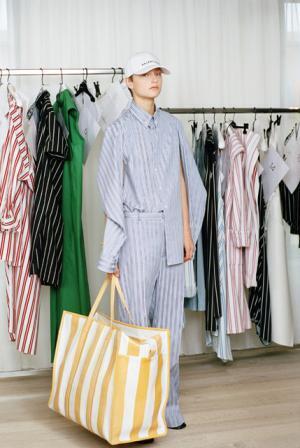 デムナ・ヴァザリアのバレンシアガ、ハウスクチュールに継承されるディテールで遊ぶ【17SSリゾート】