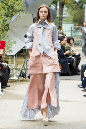 アキコアオキ、過去から見出す新しい視点【17SSウィメンズ】