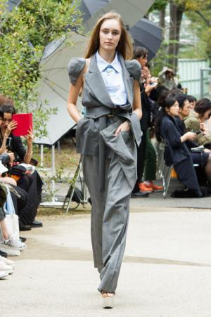 アキコアオキ、過去から見出す新しい視点【17SSウィメンズ】