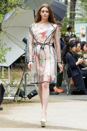 アキコアオキ、過去から見出す新しい視点【17SSウィメンズ】