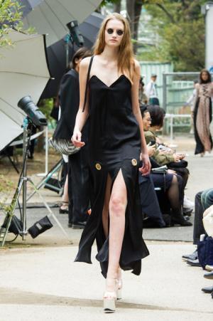 アキコアオキ、過去から見出す新しい視点【17SSウィメンズ】