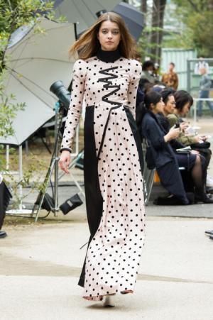 アキコアオキ、過去から見出す新しい視点【17SSウィメンズ】