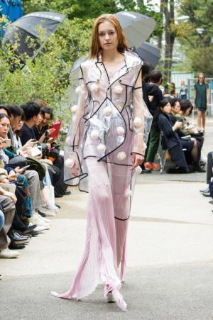 アキコアオキ、過去から見出す新しい視点【17SSウィメンズ】