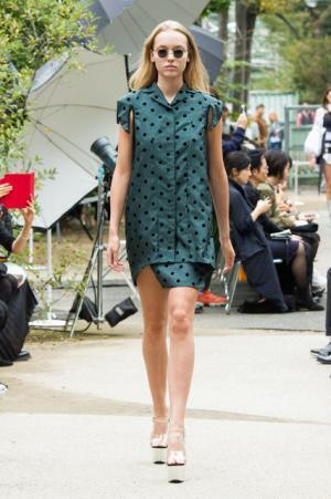 アキコアオキ、過去から見出す新しい視点【17SSウィメンズ】