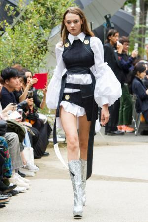 アキコアオキ、過去から見出す新しい視点【17SSウィメンズ】