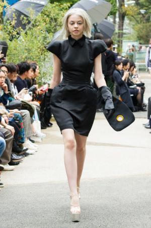 アキコアオキ、過去から見出す新しい視点【17SSウィメンズ】