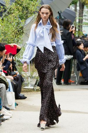 アキコアオキ、過去から見出す新しい視点【17SSウィメンズ】