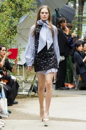 アキコアオキ、過去から見出す新しい視点【17SSウィメンズ】