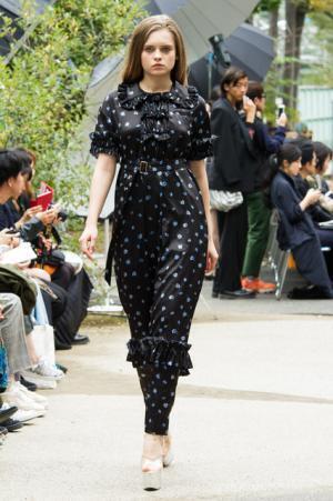 アキコアオキ、過去から見出す新しい視点【17SSウィメンズ】