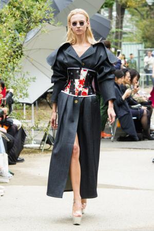 アキコアオキ、過去から見出す新しい視点【17SSウィメンズ】