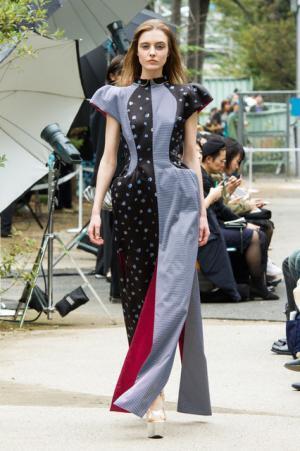 アキコアオキ、過去から見出す新しい視点【17SSウィメンズ】