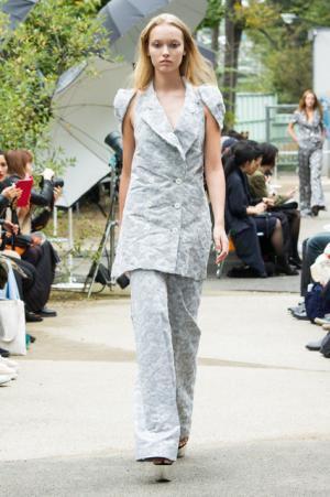 アキコアオキ、過去から見出す新しい視点【17SSウィメンズ】