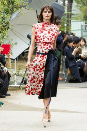 アキコアオキ、過去から見出す新しい視点【17SSウィメンズ】