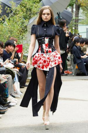 アキコアオキ、過去から見出す新しい視点【17SSウィメンズ】