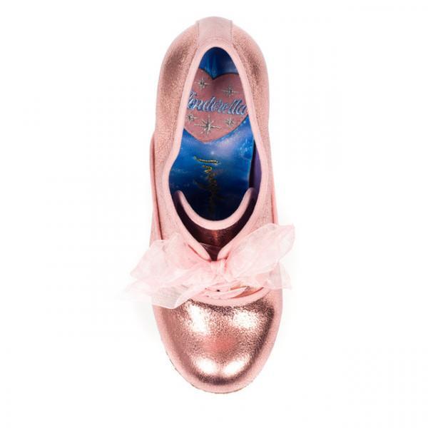 光るガラスの靴...!?ロンドン発イレギュラー チョイスからシンデレラ・コレクションが誕生