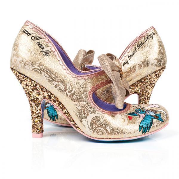 光るガラスの靴...!?ロンドン発イレギュラー チョイスからシンデレラ・コレクションが誕生