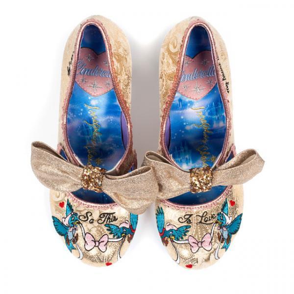 光るガラスの靴...!?ロンドン発イレギュラー チョイスからシンデレラ・コレクションが誕生