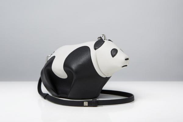 ロエベの「レザーアニマル」シリーズに“パンダ”型のミニバッグ登場