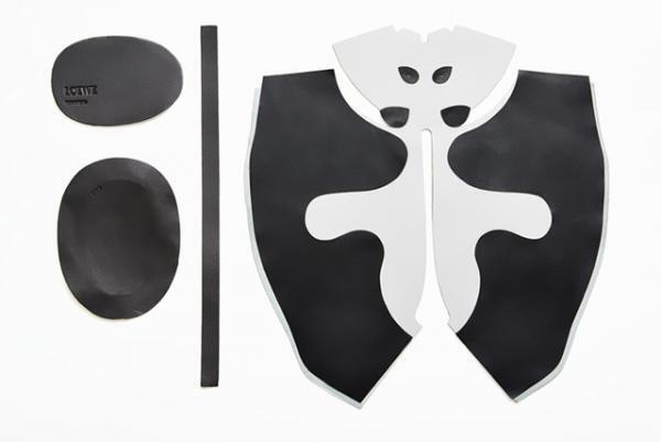 ロエベの「レザーアニマル」シリーズに“パンダ”型のミニバッグ登場