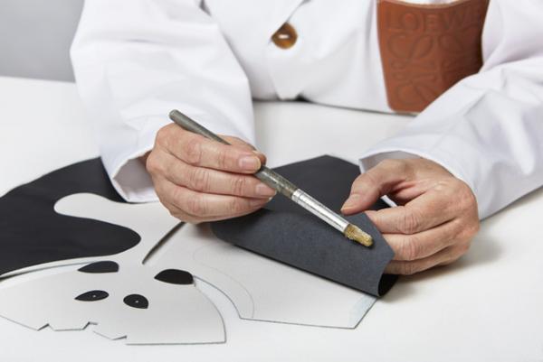 ロエベの「レザーアニマル」シリーズに“パンダ”型のミニバッグ登場