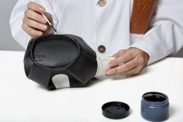 ロエベの「レザーアニマル」シリーズに“パンダ”型のミニバッグ登場