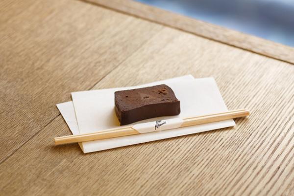 カフェ キツネに懐紙で受ける、豆腐を使った新スイーツ「TOFU CHOCOLAT」登場