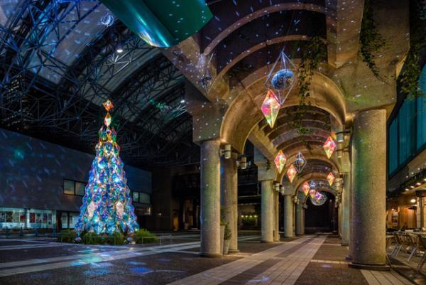 アークヒルズにミラーボールのクリスマスツリー出現、光の反射で広がる星屑や宇宙！