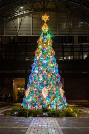 アークヒルズにミラーボールのクリスマスツリー出現、光の反射で広がる星屑や宇宙！
