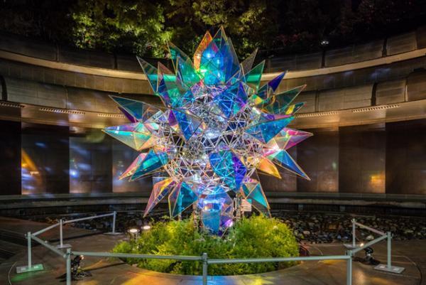 アークヒルズにミラーボールのクリスマスツリー出現、光の反射で広がる星屑や宇宙！