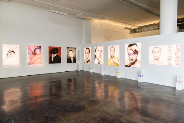 ディオール、メイクアップの歴史を紐解くアートブック『アート オブ カラー』刊行。300人超の著名人がNYでお祝い