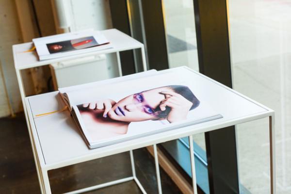 ディオール、メイクアップの歴史を紐解くアートブック『アート オブ カラー』刊行。300人超の著名人がNYでお祝い