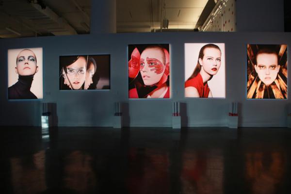 ディオール、メイクアップの歴史を紐解くアートブック『アート オブ カラー』刊行。300人超の著名人がNYでお祝い