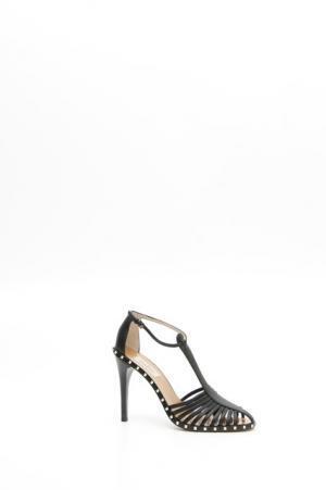 ヴァレンティノが新宿伊勢丹にてポップアップ開催。アイコニックなスタッズをあしらったシューズ＆バッグを展開