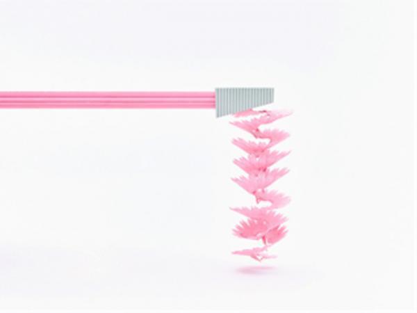 色鉛筆から花びらのような削りかすが生まれる。たんぽぽや桔梗の花をイメージした「花色鉛筆」発売