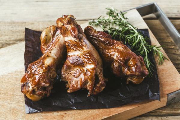 J.S. バーガーズ カフェのクリスマスメニューは、ビーフやシュリンプを贅沢にサンドしたリッチバーガー