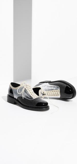 シャネルの16-17年クルーズコレクションから、様々な素材を組み合わせた新作ダービーシューズが登場