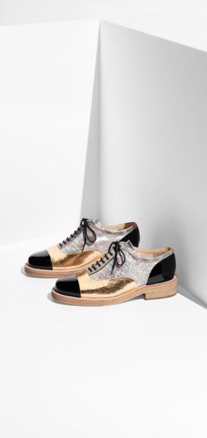 シャネルの16-17年クルーズコレクションから、様々な素材を組み合わせた新作ダービーシューズが登場