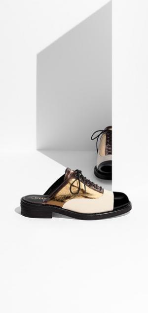 シャネルの16-17年クルーズコレクションから、様々な素材を組み合わせた新作ダービーシューズが登場