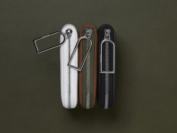 アクネ ストゥディオズ、ジャック・ピアソンとのコラボポーチを世界100個限定発売