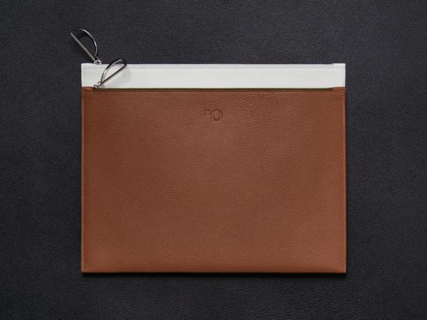 アクネ ストゥディオズ、ジャック・ピアソンとのコラボポーチを世界100個限定発売