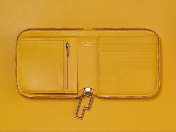 アクネ ストゥディオズ、ジャック・ピアソンとのコラボポーチを世界100個限定発売