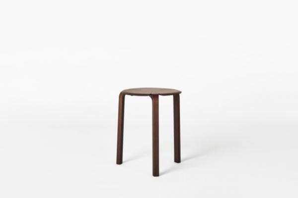 幸せを運ぶ四つ葉のスツール。小林幹也による新家具ブランド「タイヨウ アンド シー」デビュー