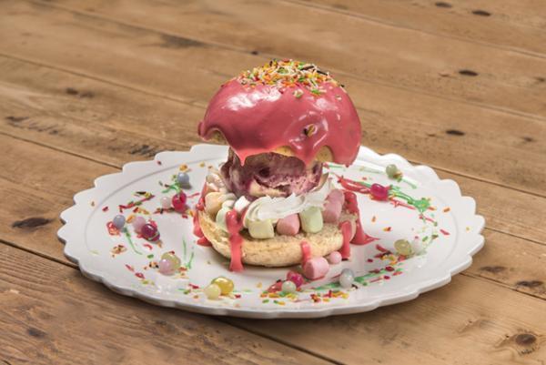 グロリアスチェーンカフェから新作。480gのアンガス牛をバンズの代わりに使用した“ワイルドミートバーガー”など