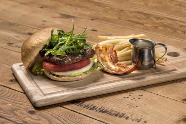 グロリアスチェーンカフェから新作。480gのアンガス牛をバンズの代わりに使用した“ワイルドミートバーガー”など